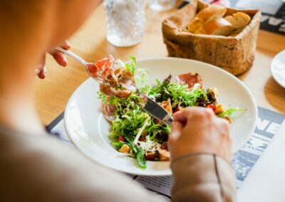 Tips for eating healthy while dining out or traveling